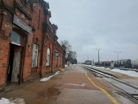 Budynek dworca kolejowego w Suwałkach.