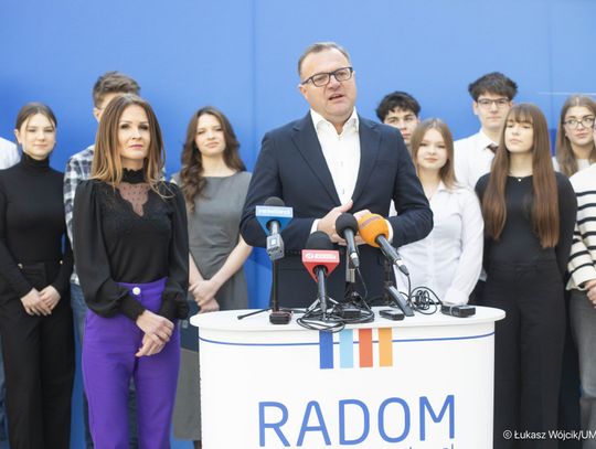 Prezydent Radomia Radosław Witkowski i uczniowie.