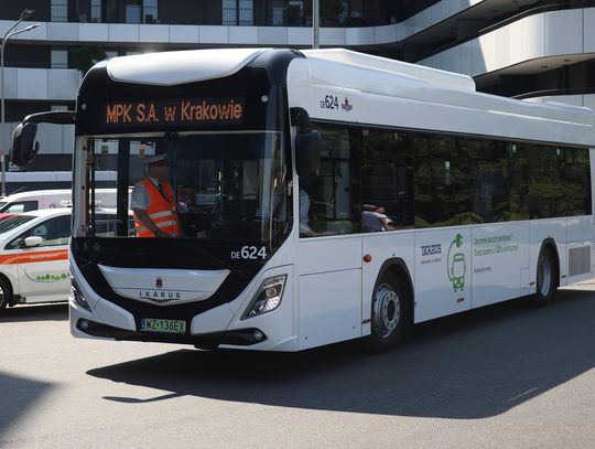 Na zdj. autobus elektryczny.