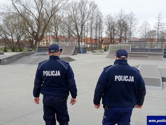 Na zdj. dwóch policjantów podczas patrolu