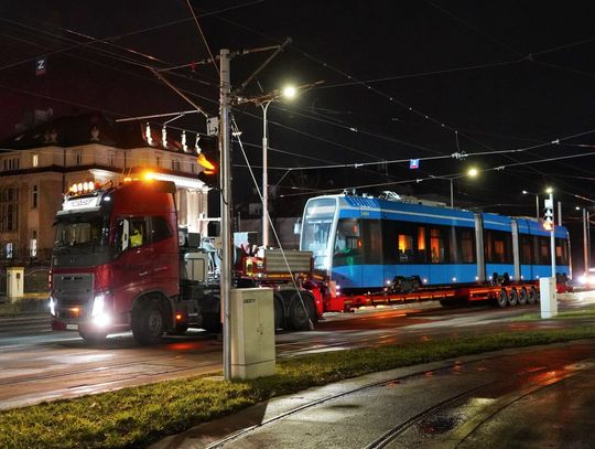 Nowy tramwaj Pesy dotarł do Wrocławia.