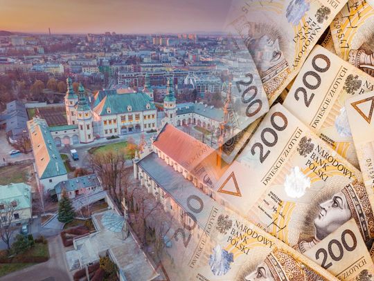 Panorama Kielc i banknoty 200-złotowe.