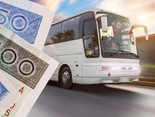 Na zdj. widzimy autobus i polskie banknoty.