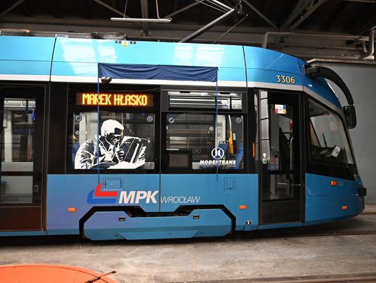 Wrocławski tramwaj, któremu patronuje Marek Hłasko.