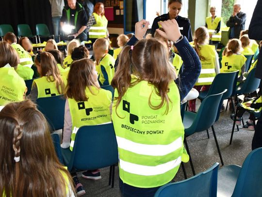 Widocznie jest bezpieczniej. Kamizelki odblaskowe dla uczniów w powiecie poznańskim