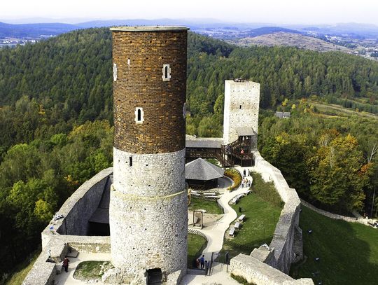 Na zdj. zamek w Chęcinach