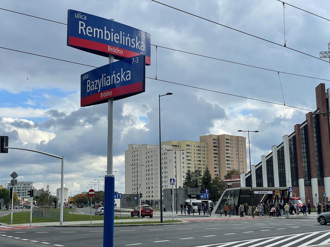 Skrzyżowanie ulic przy stacji metra na Bródnie