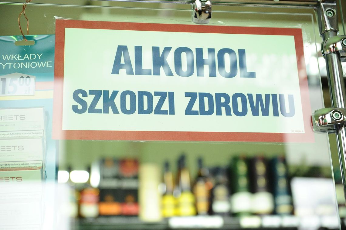 Sklepowa tabliczka "Alkohol szkodzi zdrowiu"