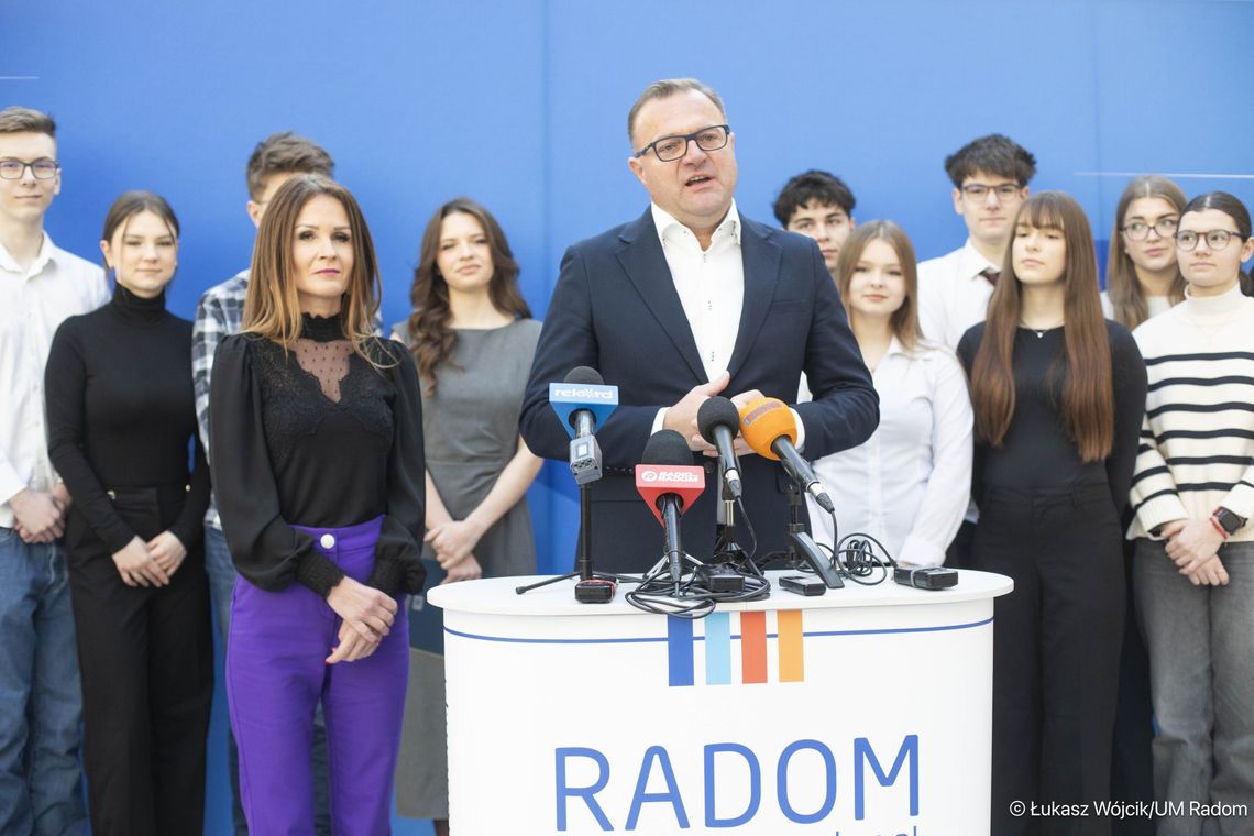 Prezydent Radomia Radosław Witkowski i uczniowie.