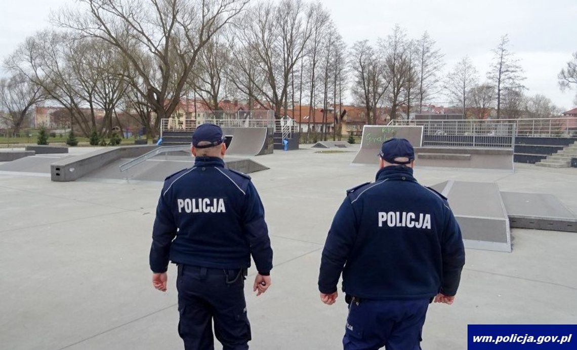 Na zdj. dwóch policjantów podczas patrolu