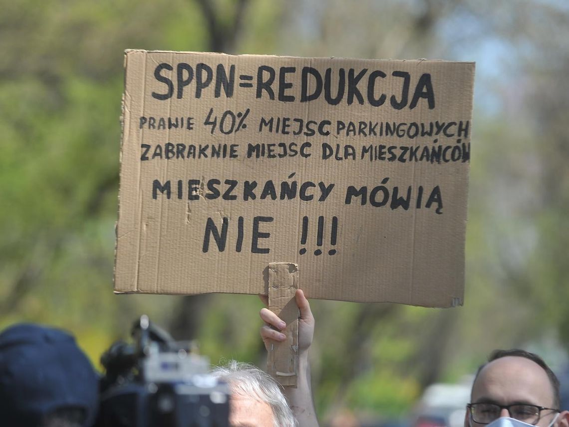 Protest przeciw strefie płatnego parkowania.