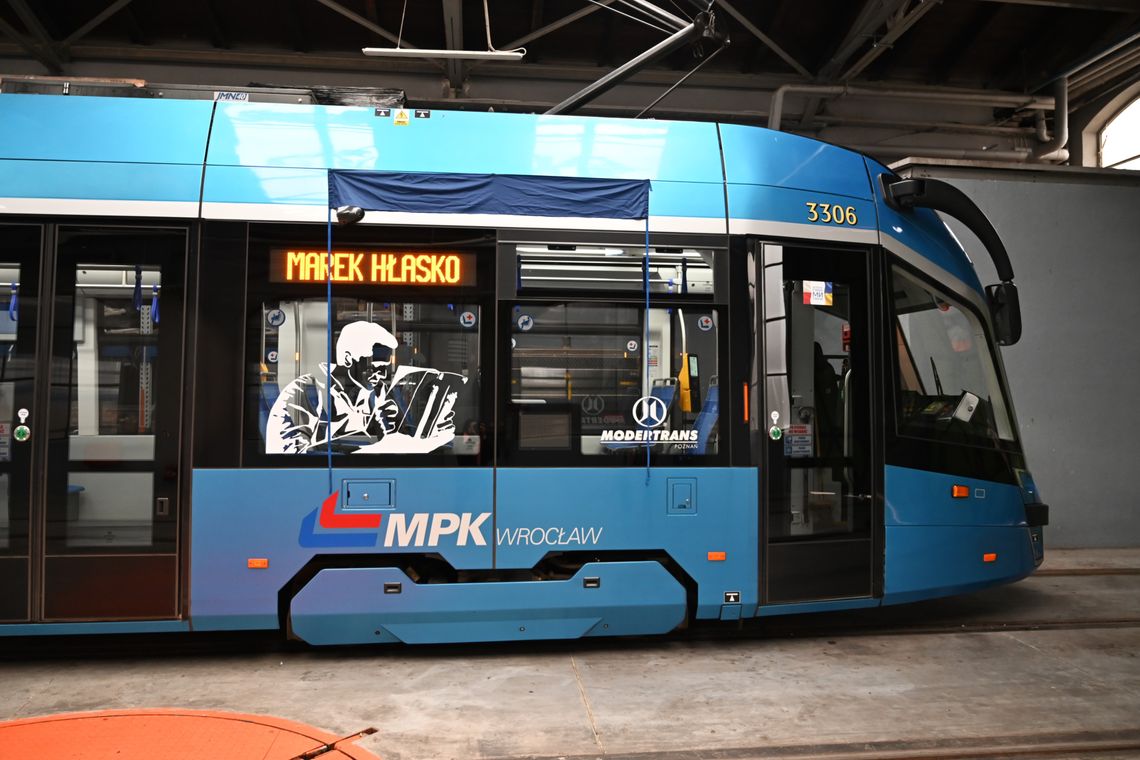 Wrocławski tramwaj, któremu patronuje Marek Hłasko.