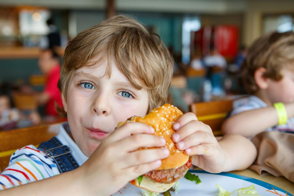 Dziecko je hamburgera.