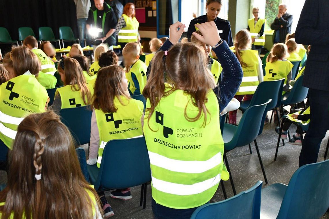 Widocznie jest bezpieczniej. Kamizelki odblaskowe dla uczniów w powiecie poznańskim