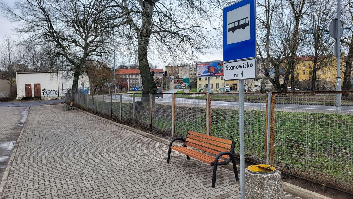 Przystanek autobusowy na prowincji.