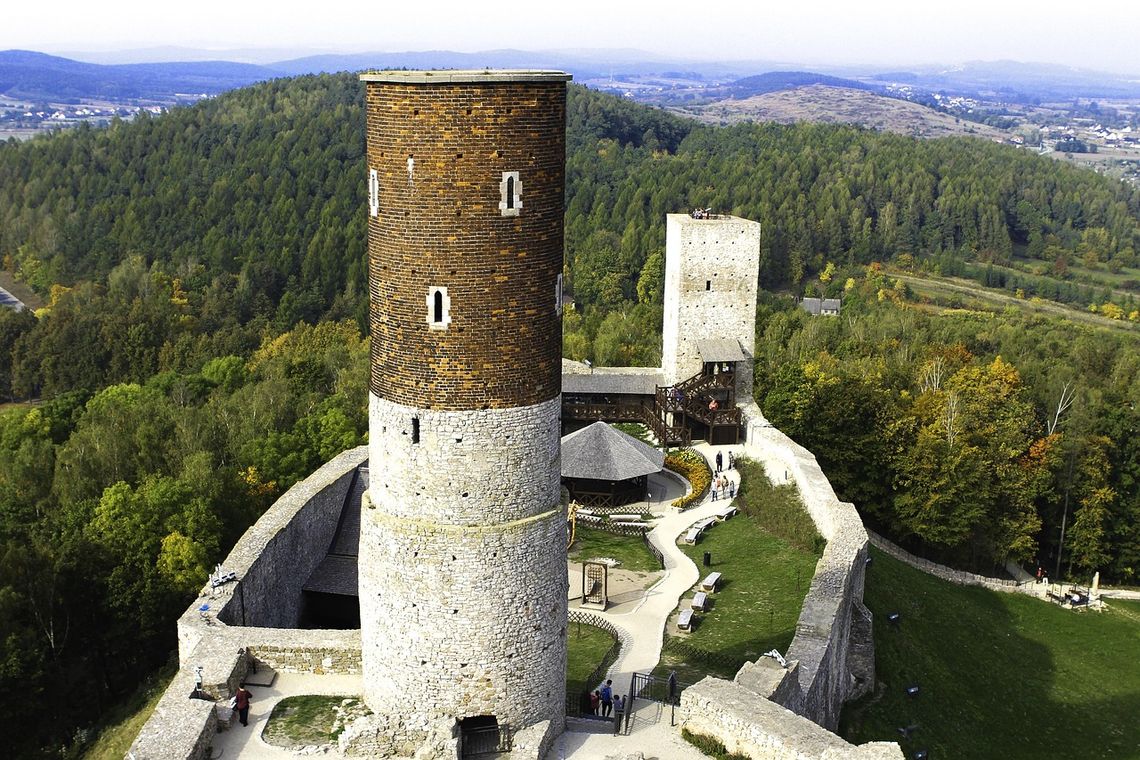 Na zdj. zamek w Chęcinach